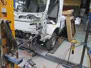 フレーム修正作業中